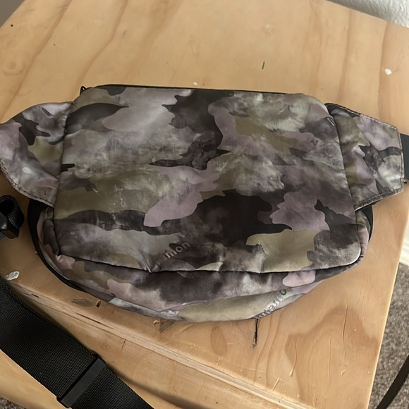 Lululemon Belt bag. Camo print, EUC - Picture 7 of 7